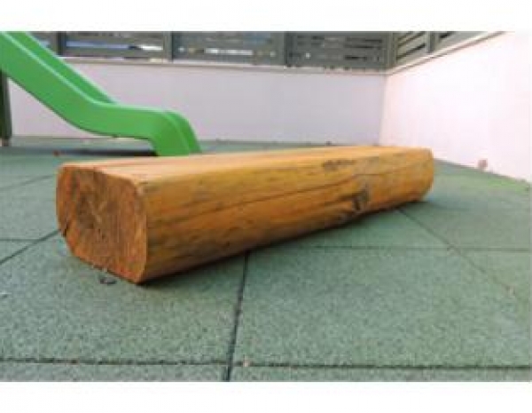 Sezione di tronco in legno orizzontale per esterno